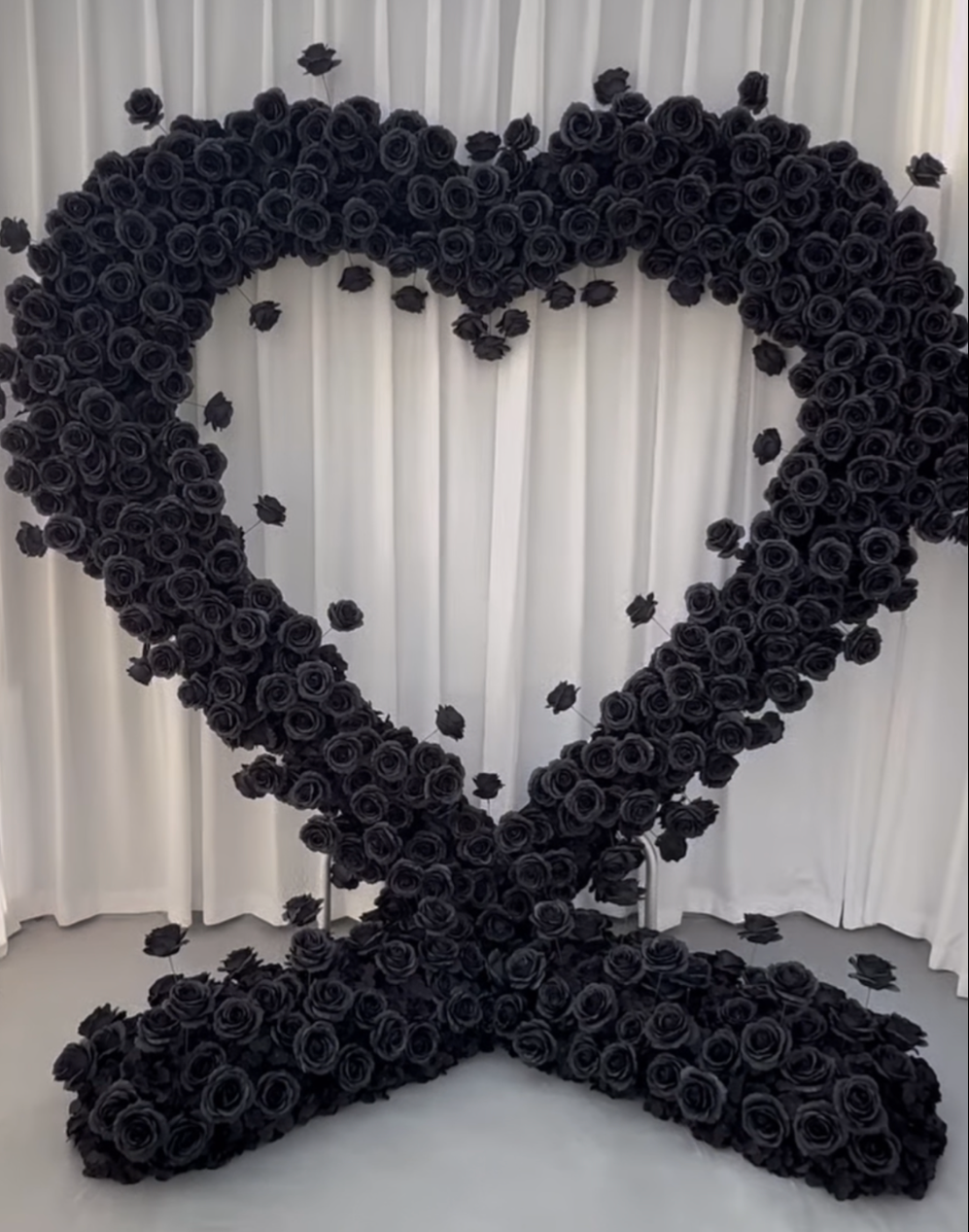 Black Premium Heart Arch - 4924